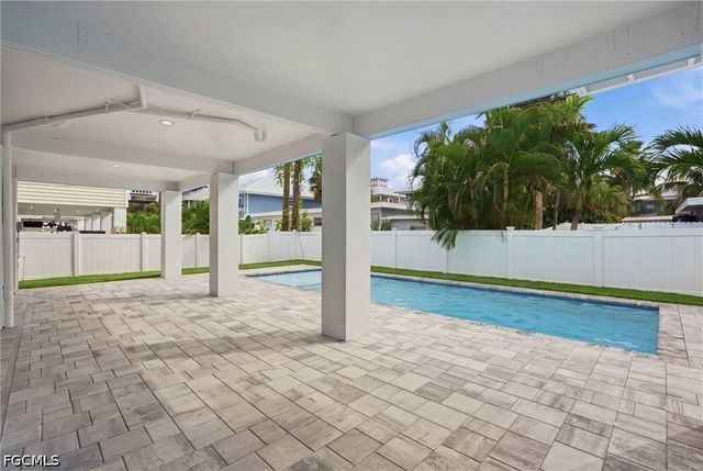 250 Pearl ST, Fort Myers Beach, FL 33931