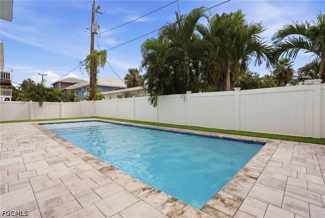 250 Pearl ST, Fort Myers Beach, FL 33931
