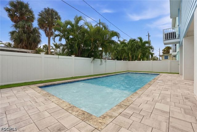 250 Pearl ST, Fort Myers Beach, FL 33931