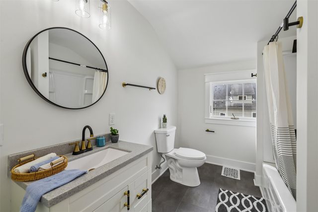 2001 10th Street, Des Moines, IA 50314