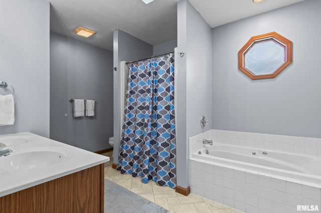 1423 REDWOOD Drive, Chatham, IL 62629