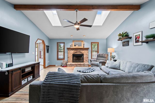 1423 REDWOOD Drive, Chatham, IL 62629