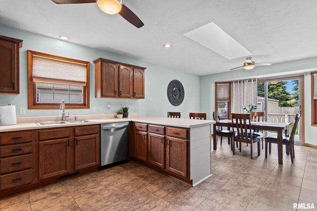1423 REDWOOD Drive, Chatham, IL 62629