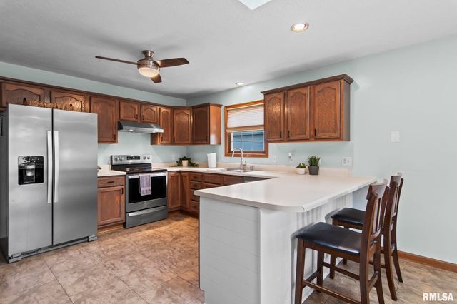 1423 REDWOOD Drive, Chatham, IL 62629