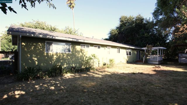 10 School St, Isleton, CA 95641