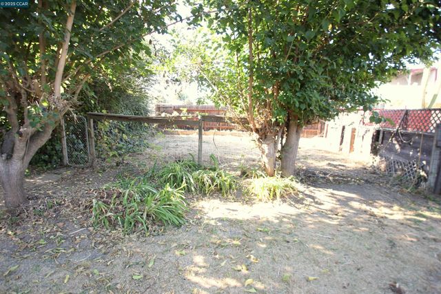 10 School St, Isleton, CA 95641