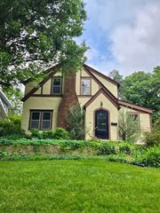 911 Ridgewood Avenue, Ames, IA 50010