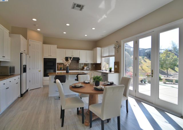 25657 Crestfield Dr, Castro Valley, CA 94552