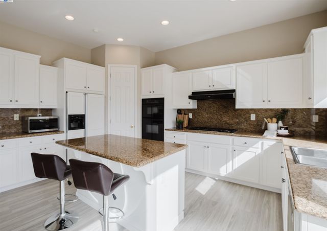 25657 Crestfield Dr, Castro Valley, CA 94552