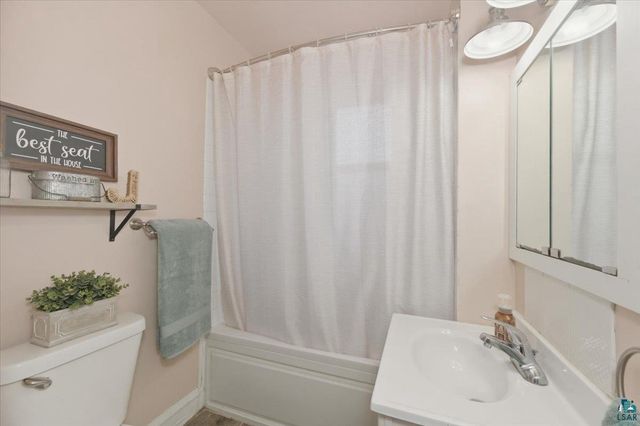 11 B Hayes Ct, Superior, WI 54880