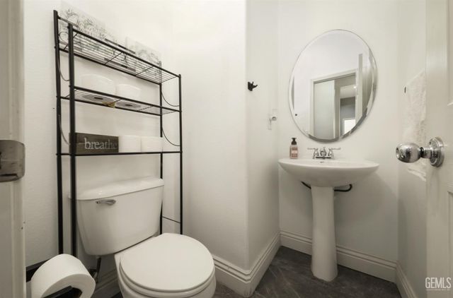 10300 Avignon Way, Bakersfield, CA 93306