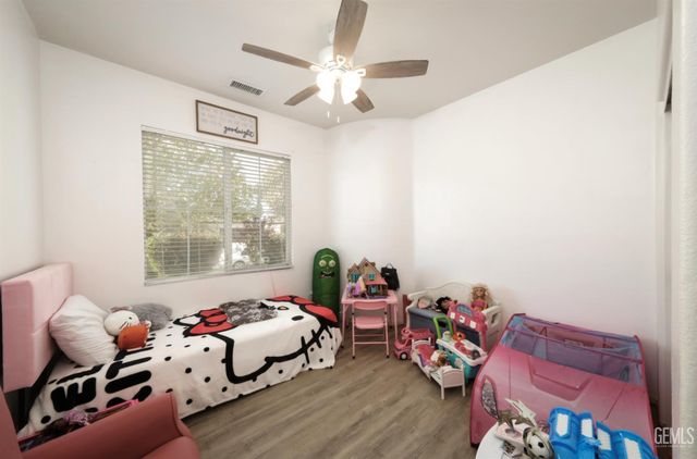 10300 Avignon Way, Bakersfield, CA 93306