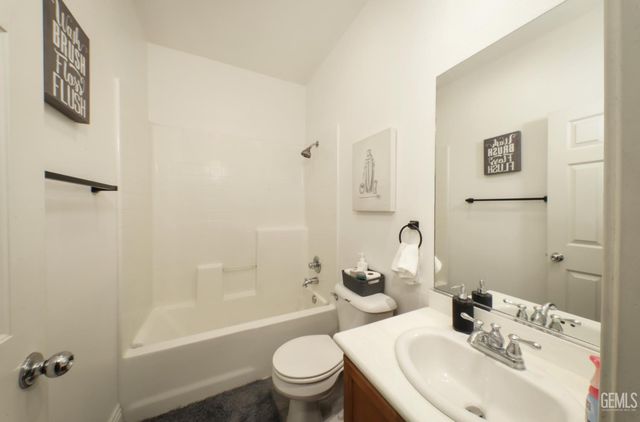 10300 Avignon Way, Bakersfield, CA 93306