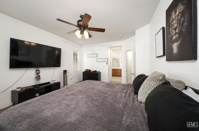 10300 Avignon Way, Bakersfield, CA 93306