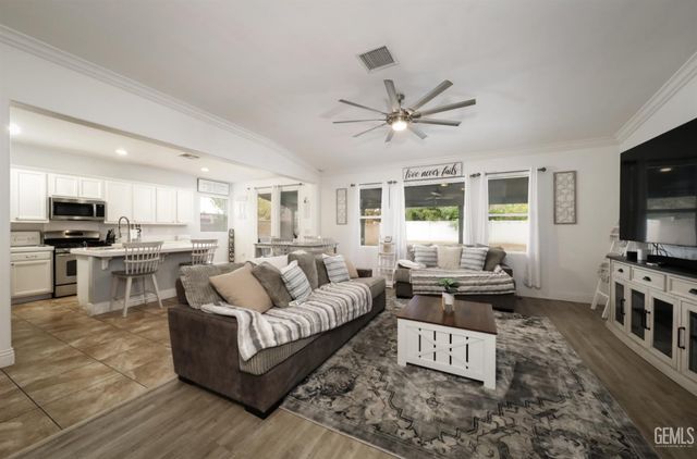 10300 Avignon Way, Bakersfield, CA 93306