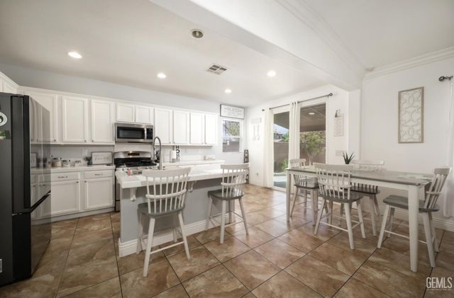 10300 Avignon Way, Bakersfield, CA 93306