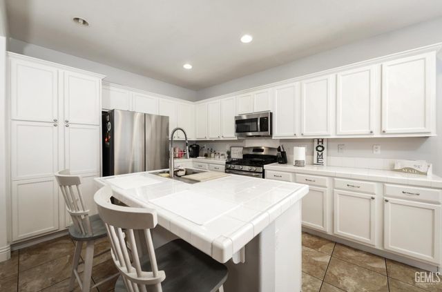 10300 Avignon Way, Bakersfield, CA 93306