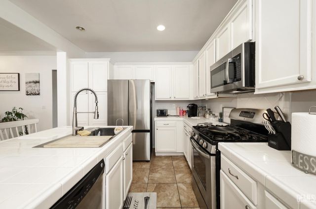 10300 Avignon Way, Bakersfield, CA 93306