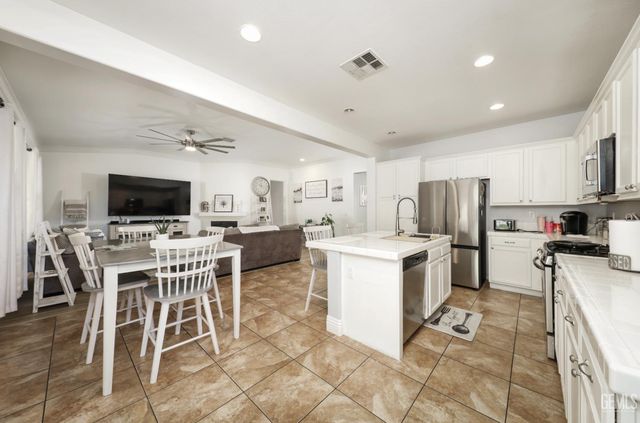 10300 Avignon Way, Bakersfield, CA 93306