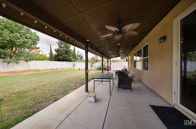 10300 Avignon Way, Bakersfield, CA 93306