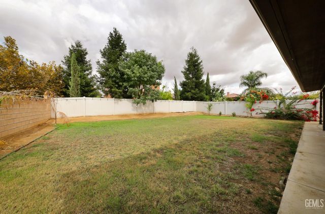 10300 Avignon Way, Bakersfield, CA 93306