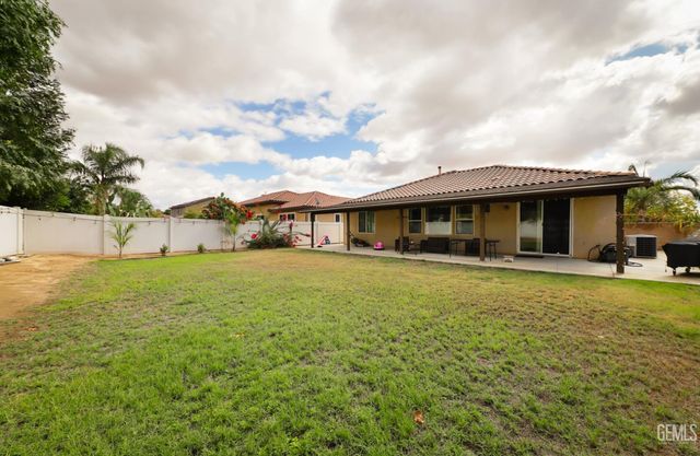 10300 Avignon Way, Bakersfield, CA 93306