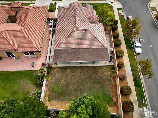 10300 Avignon Way, Bakersfield, CA 93306