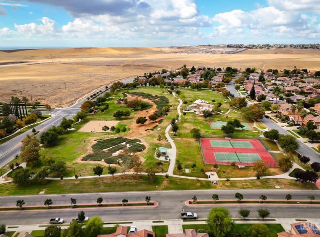 10300 Avignon Way, Bakersfield, CA 93306