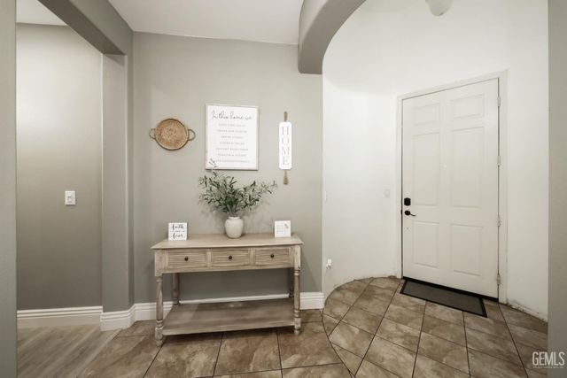 10300 Avignon Way, Bakersfield, CA 93306