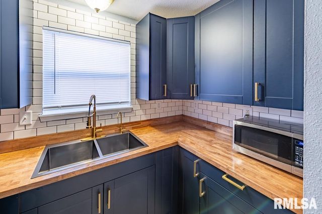 2300 N SHERIDAN Road, Peoria, IL 61604