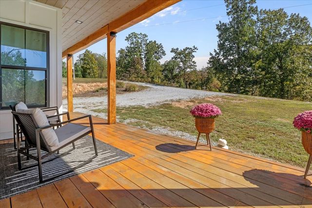 165 Wade Cv, Waverly, TN 37185