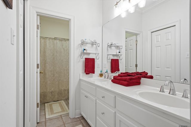 621 Highland Knoll Ct, Baton Rouge, LA 70810