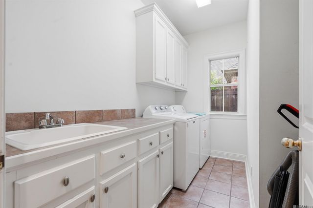 621 Highland Knoll Ct, Baton Rouge, LA 70810