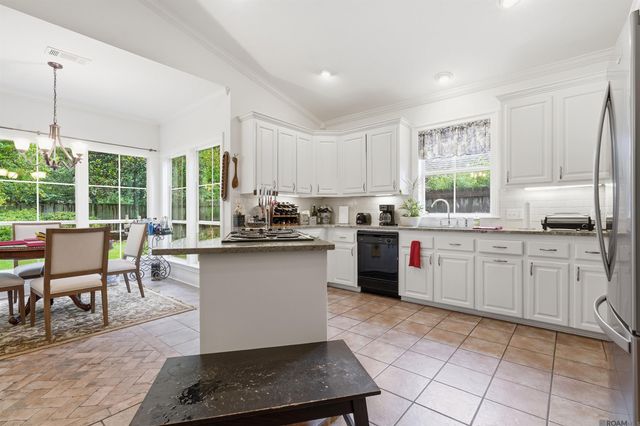 621 Highland Knoll Ct, Baton Rouge, LA 70810
