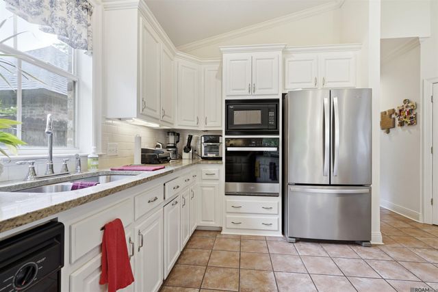621 Highland Knoll Ct, Baton Rouge, LA 70810