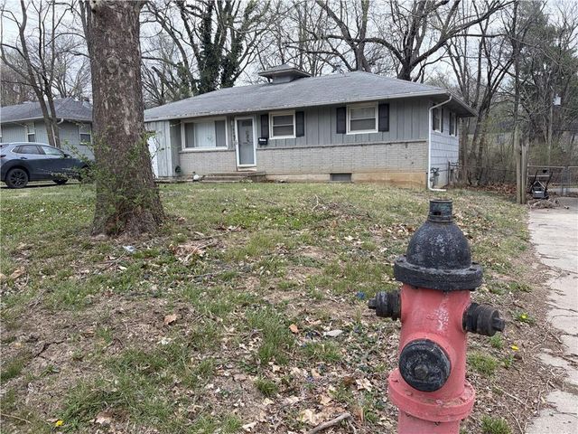 8605 Cambridge Avenue, Kansas City, MO 64138