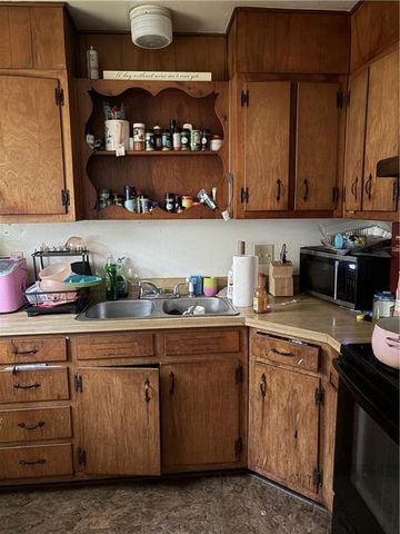 8605 Cambridge Avenue, Kansas City, MO 64138