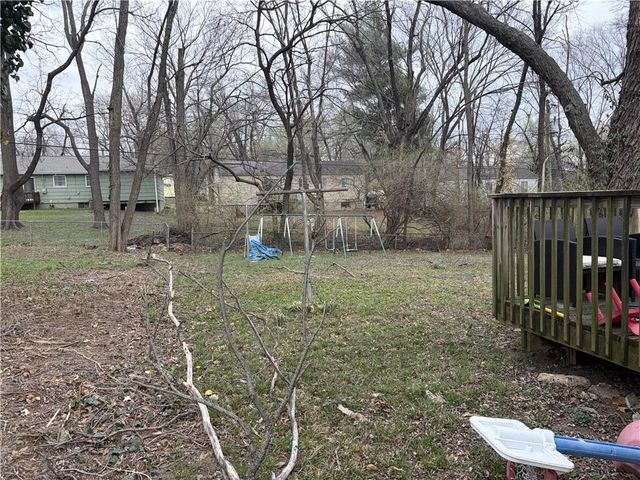 8605 Cambridge Avenue, Kansas City, MO 64138