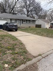 8605 Cambridge Avenue, Kansas City, MO 64138