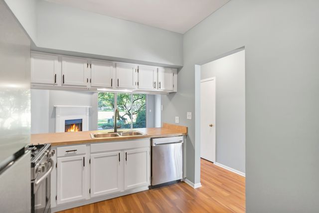 1300 Cranbrook Drive 1300, Schaumburg, IL 60193