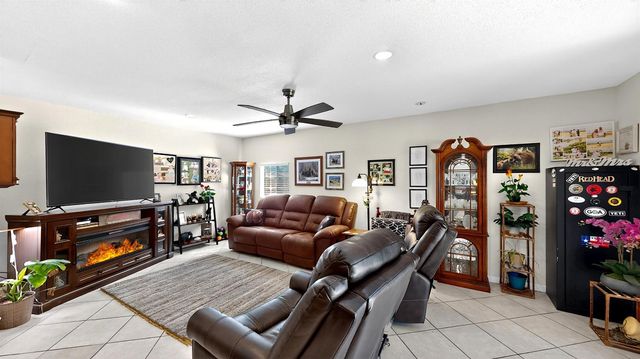 2140 Rochelle Ave, Turlock, CA 95382