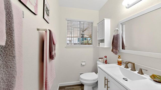 2140 Rochelle Ave, Turlock, CA 95382