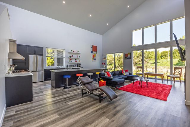 1021 Gardner Street E, Wayzata, MN 55391