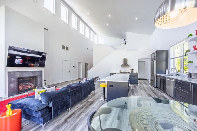 1021 Gardner Street E, Wayzata, MN 55391