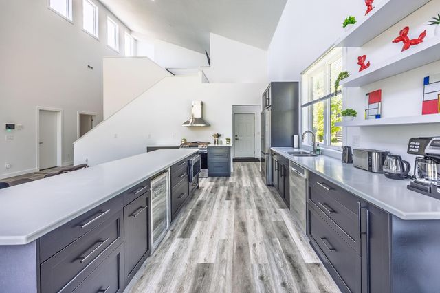 1021 Gardner Street E, Wayzata, MN 55391