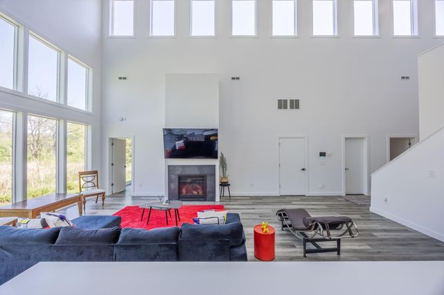 1021 Gardner Street E, Wayzata, MN 55391