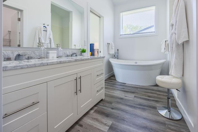 1021 Gardner Street E, Wayzata, MN 55391