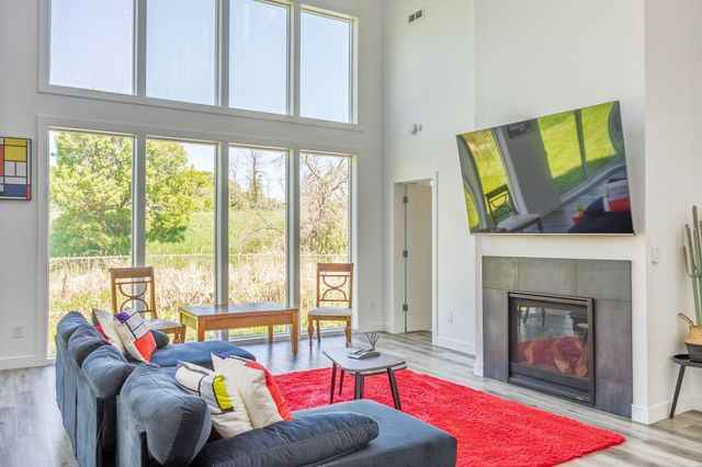 1021 Gardner Street E, Wayzata, MN 55391