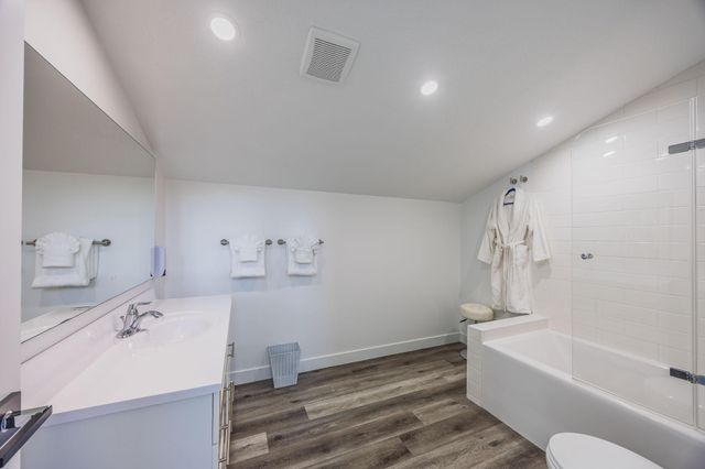 1021 Gardner Street E, Wayzata, MN 55391