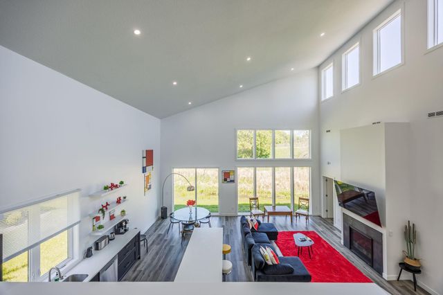 1021 Gardner Street E, Wayzata, MN 55391